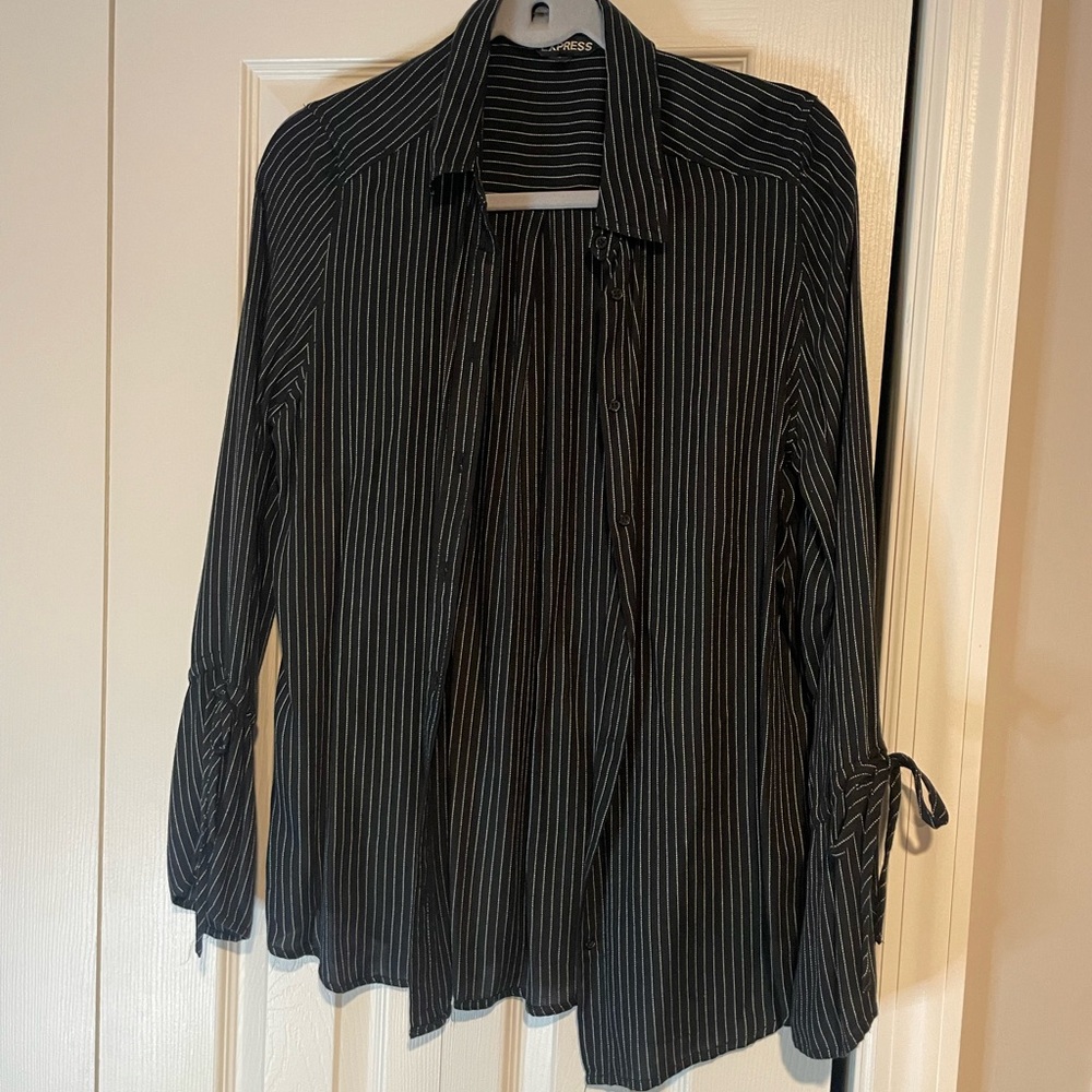 Black white pinstripe express dress shirt size med very soft like new. Size md.